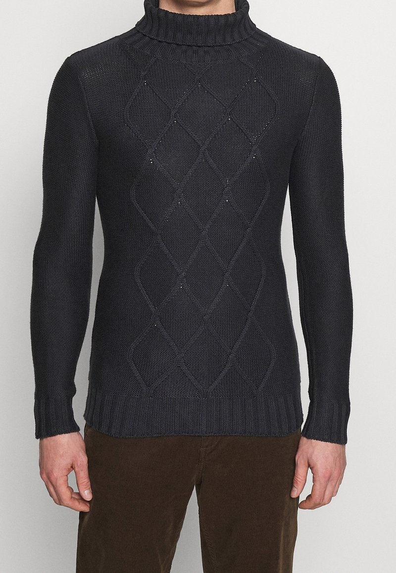 Maglione lavorato a maglia blu navy con colletto alto a coste, caratterizzato da un motivo a diamante testurizzato e una struttura leggermente aderente. Realizzato in misto lana.