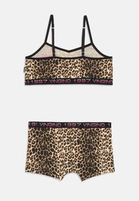Ensemble bralette et shorty en imprimé léopard avec des accents noirs. Tissu doux, bretelles ajustables et bande élastique avec un détail de logo rose.