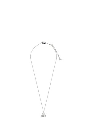 Collana con catenina in argento con piccolo ciondolo a forma di cuore con design di mappamondo e anello, chiusura regolabile e catena di estensione.