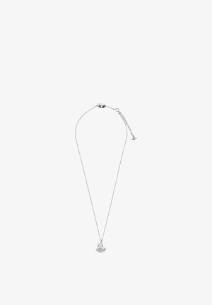 Collana con catenina in argento con piccolo ciondolo a forma di cuore con design di mappamondo e anello, chiusura regolabile e catena di estensione.