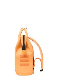 Oranger Rucksack aus strapazierfähigem Nylon, mit einem oberen Reißverschluss, drei vertikalen Gurten an der Vorderseite und verstellbaren Schulterriemen.