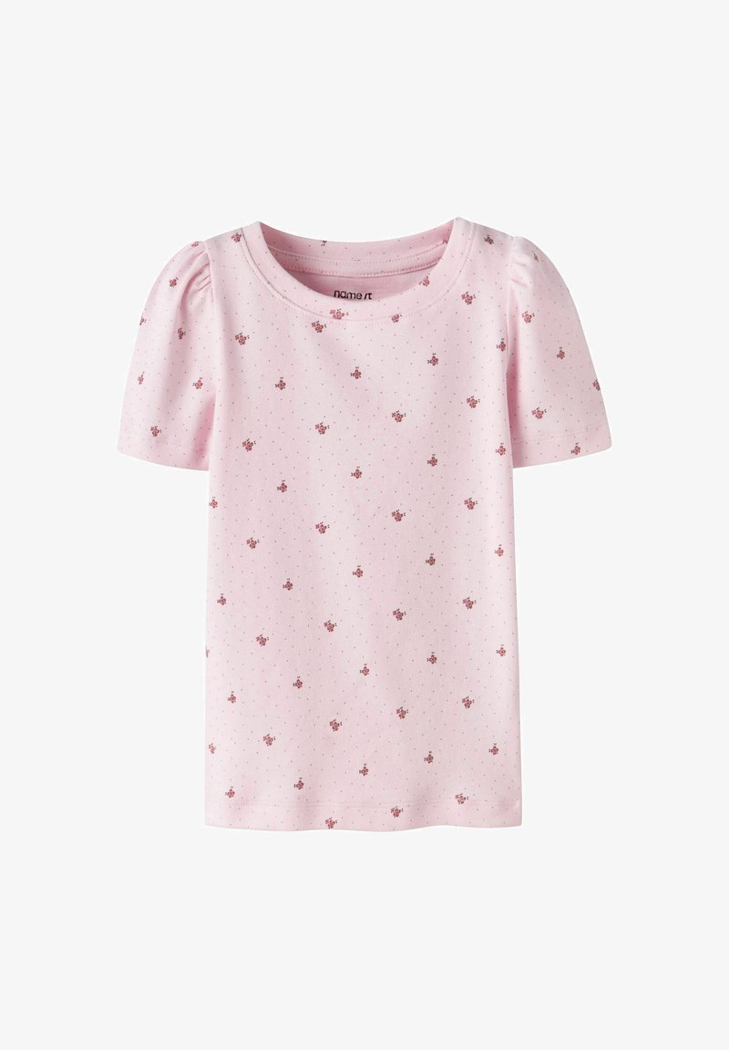 Ροζ ανοιχτό παιδικό μπλουζάκι με κοντά μανίκια, με μικρά κόκκινα λουλούδια και μικροσκοπικά πουά, ελαφρώς σούρες στους ώμους και στρογγυλή λαιμόκοψη.
