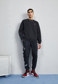 Jordan M J ESS FLC CREW - Mikina - black