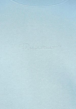 Lichtblauwe gebreide trui met een geribde ronde hals en subtiele geborduurde branding op de voorkant, met een gladde textuur.