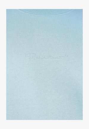 Hellblauer Strickpullover mit geripptem Rundhalsausschnitt und dezentem, aufgesticktem Markenlogo auf der Vorderseite, der eine glatte Textur präsentiert.