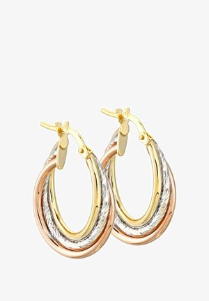 Trzy splecione kolczyki w kształcie obrączek w odcieniach złota, różowego złota i srebra, o skręconym wzorze, podkreślające metaliczny blask i kontrast.