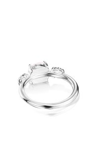 Anillo de plata con una piedra preciosa redonda de color rosa claro y intrincados acentos laterales. Acabado suave y pulido con un diseño de banda retorcida.