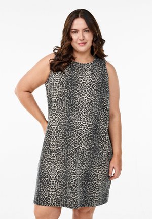 Mouwloze jurk met een luipaardprint in beige en zwart, met een rechte snit en ronde halslijn. De stof lijkt glad.