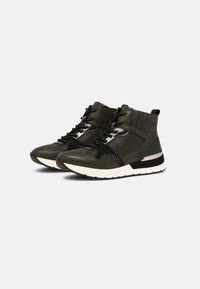 Sneakers alte in pelle verde scuro con accenti texturizzati, lacci neri e suole bianche, caratterizzati da dettagli in motivo coccodrillo.