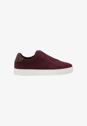 Niskie bordowe zamszowe sneakersy z białą gumową podeszwą i brązowym skórzanym detalem na pięcie, widok z boku na białym tle.