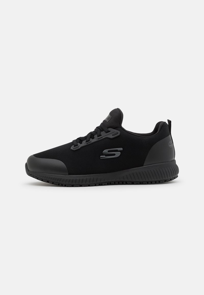 Scarpa da ginnastica nera con tomaia texture, suola in gomma e dettaglio del logo sul lato. Presenta chiusura con lacci e colletto imbottito.