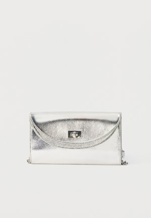 Pochette métallique argentée avec un rabat courbé et une fermeture à tour rectangulaire, présentée sur un fond blanc uni.