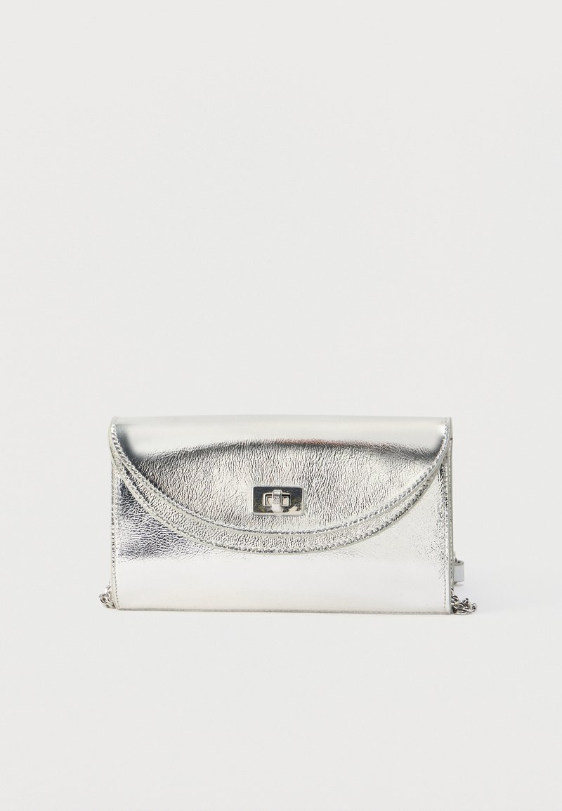 Ασημί μεταλλική τσάντα φάκελος με κυρτό καπάκι και ορθογώνιο κούμπωμα με περιστρεφόμενο κλείδωμα, τοποθετημένη σε απλό λευκό φόντο.