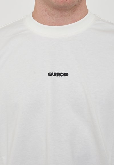 T-shirt en coton blanc avec un logo noir "BARROW" imprimé sur la poitrine, col rond et texture douce et lisse.