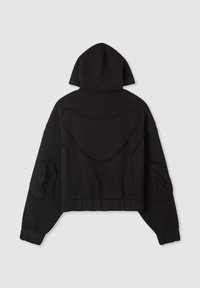 Felpa nera corta con maniche lunghe, polsini a coste e toppe ovali cucite sui gomiti, mostrata da dietro su uno sfondo grigio chiaro.