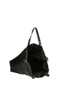 Borsa in pelle nera con forma triangolare, dotata di chiusura con zip e una tracolla singola. Interno foderato in tessuto nero.