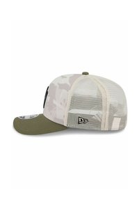 Snapback-Cap mit olivgrürem Schirm, beigem Camouflage-Front und beigem Netzrücken, mit einem schwarzen gestickten Logo an der Seite.