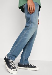 Wrangler GREENSBORO - Traperice ravnih nogavica - camino