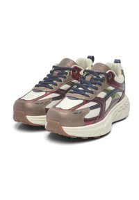 Bruine en crèmekleurige sneakers met een gestructureerde leren bovenkant, contrasterende marineblauwe veters en gestreepte accenten, voorzien van een gevoerde zool.