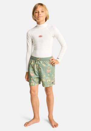 Maglia protettiva a maniche lunghe bianca con logo; pantaloncini da bagno verdi con motivo colorato di palme e oceano, cintura elastica e coulisse.