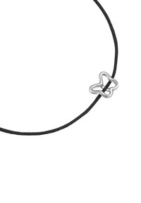 Melna pīta aukla kaklarota ar sudraba toņu metāla tauriņa formas piekari, gludu apdari un minimālu dizainu.