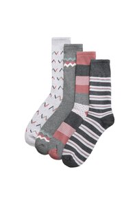 Cuatro pares de calcetines: gris claro con patrón en zigzag, gris con diseños geométricos, rosa polvo a rayas y gris oscuro con rayas finas.