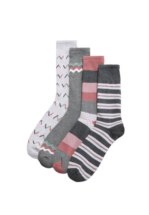 Cuatro pares de calcetines: gris claro con patrón en zigzag, gris con diseños geométricos, rosa polvo a rayas y gris oscuro con rayas finas.