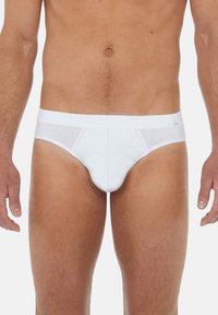 Weißer Baumwoll-Slip mit passgenauem Design, elastischem Bund und kontrastierenden Mesh-Panels an den Seiten. Glatte Textur, klassischer Schnitt.