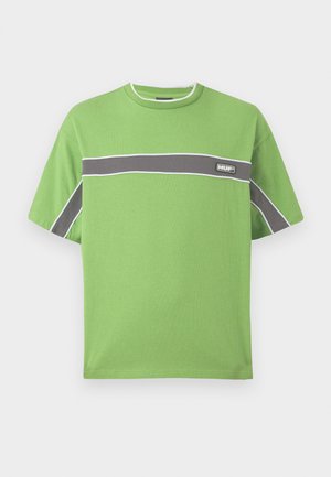 Grønn kortermet t-skjorte laget av bomull, med en grå horisontal stripe og hvite detaljer, samt en logo på brystet.