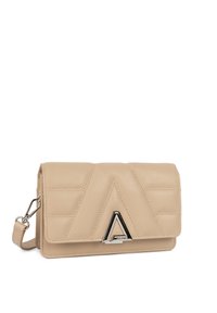 Borsa a mano in pelle beige con design trapuntato, dotata di un accento triangolare metallico e una tracolla rimovibile per un utilizzo versatile.