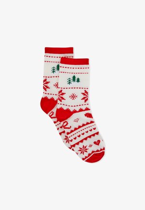 Calcetines de patrones rojos y blancos con temas navideños, que incluyen árboles, corazones y copos de nieve, con puños y punteras rojas.