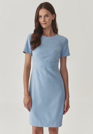 Hellblaues, figurbetontes Kleid mit kurzen Ärmeln, Rundhalsausschnitt und geometrischen Nahtdetails. Glatter Stoff mit minimalen Akzenten.