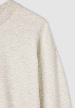 Felpa grigia chiaro con collo a costine e spalle scese, caratterizzata da un tessuto texturizzato con un sottile motivo mélange.