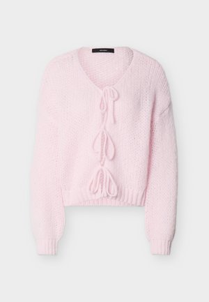 Ροζ ανοιχτό ρουά χοντρό πλεκτό ζακέτα με μακριά μανίκια, V λαιμόκοψη και τρία δεμένα φιόγκια στο μπροστινό μέρος, κοντό τελείωμα.