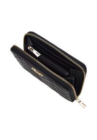 Porte-monnaie matelassé noir avec zip doré, comportant de multiples compartiments et une poche zippée. Cuir texturé avec un design élégant.