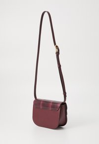 Borsa a tracolla in pelle bordeaux con una finitura liscia e un cappuccio testurizzato. Presenta una tracolla regolabile e accessori in metallo dorato.