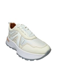 Sneaker blanche avec une tige brillante et irisée, des accents texturés, et une épaisse semelle intermédiaire blanche avec une semelle extérieure en caoutchouc grise.