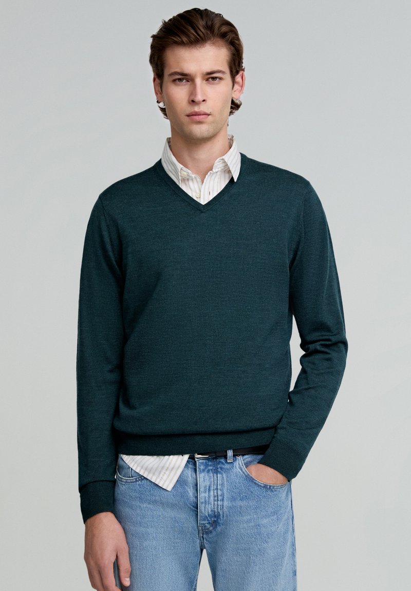Scalpers CLASSIC V NECK - Pulover - dark green