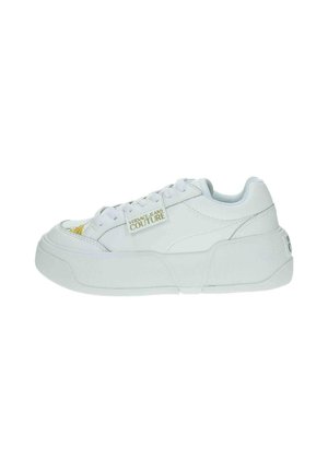 Baskets en cuir blanc avec une semelle épaisse et une finition texturée. Présentent des lacets et un logo sur le côté. Conception à bout rond.