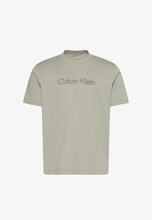 Jasnoszara koszulka z krótkim rękawem i okrągłym dekoltem z haftowanym logo "Calvin Klein" na środku klatki piersiowej.