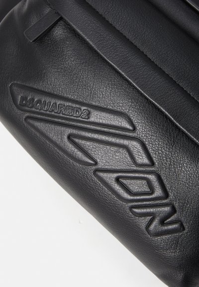 Must must nahkainen kott, millel on esiküljel kõrgendatud "DSQUARED2" logo ja geomeetrilised aktsendid, sujuva tekstuuri ja minimalistliku disainiga.