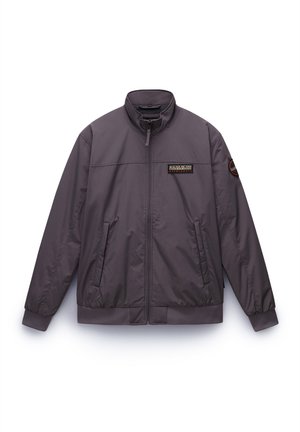 Graue Bomberjacke mit hohem Kragen, Frontreißverschluss, zwei Seitentaschen, elastischen Bündchen und einem Logo-Patch auf der linken Brust. Glatte Textur.