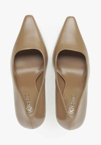 Brązowe, czubate czółenka z gładkiej skóry z wycięciem po bokach. Posiadają metalowe logo na wkładce.