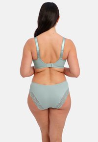 Lichtblauwe bh en bijpassende slipset. De bh heeft verstelbare bandjes en een haaksluiting; de slip heeft kantaccenten langs de randen.