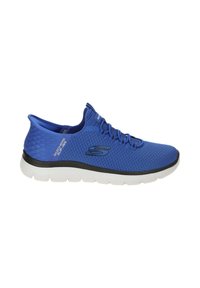 Chaussure de sport bleue Skechers slip-on avec dessus en mesh, logo noir sur le côté, semelle blanche flexible et lacets élastiques.