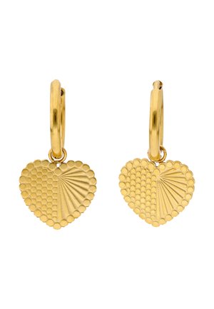 Złote kolczyki-koła z teksturowanymi zawieszkami w kształcie serca, z podzielonym wzorem składającym się z wypukłych kropek i promieniujących linii.