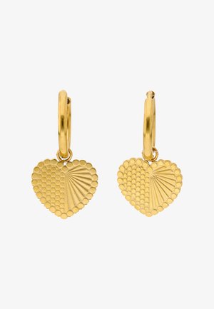 Złote kolczyki-koła z teksturowanymi zawieszkami w kształcie serca, z podzielonym wzorem składającym się z wypukłych kropek i promieniujących linii.