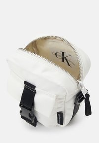 Calvin Klein Jeans CROSSBODY BUCKLE BAG UNISEX - Borsa a tracolla - bright white