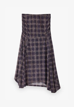 Robe violette sans bretelles avec un ourlet asymétrique et un motif écossais beige.