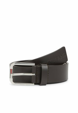 Ciemnobrązowy skórzany pasek zwinięty w rulon, z srebrną prostokątną klamrą ozdobioną małym detalem w paski w kolorach czerwonym, białym i niebieskim.